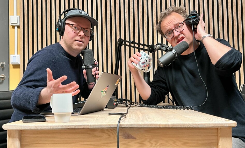 Jørgen og Ole Petter lar seg forbløffe i kode24-timen-studio. 📸: Ole Petter Baugerød Stokke