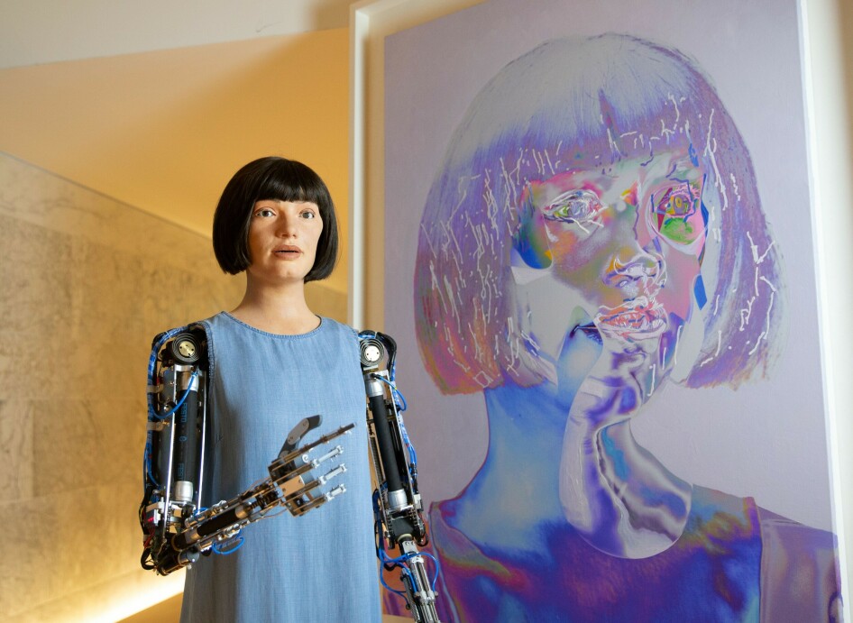 Rapporten tar også for seg utfordringer knyttet til kunstig intelligens, og virtuell virkelighet og såkalte «deepfakes».

Roboten på bildet heter Aii-Daog er verdens første ultrarealistiske robot-kunstner. 📸: Mark Thomas/Shutterstock.
