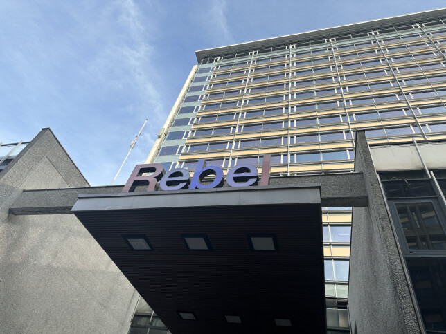Det nye Teknologihuset holder til i det 17. etasjer høye Rebel-bygget i Universitetsgata 2, rett ved St. Olavs plass. De tre første etasjene kan brukes gratis. 📸: Kurt Lekanger