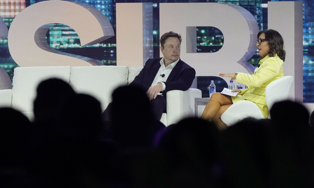 NBC-toppen Linda Yaccarino blir ny Twitter-sjef. Her i samtale med Elon Musk i april. 📸: Rebecca Blackwell / AP / NTB