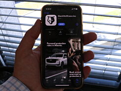 image: Ny app gir deg skudd­sikker bil og væpna sjåfør