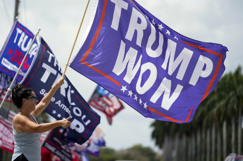 Støttespillere av den tidligere amerikanske presidenten Donald Trump veiver flagg til støtte for eks-presidenten, som stiller til presidentvalget i 2024. 📸: AP Photo/Evan Vucci