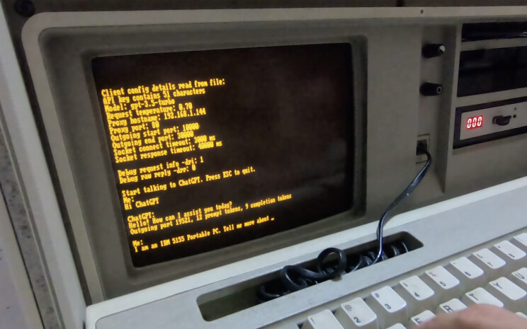 Det er fint å ha tilgang til ChatGPT, selv om PC-en er fra 1984 og kjører MS-DOS. 📸: YouTube/Yeo Kheng Meng