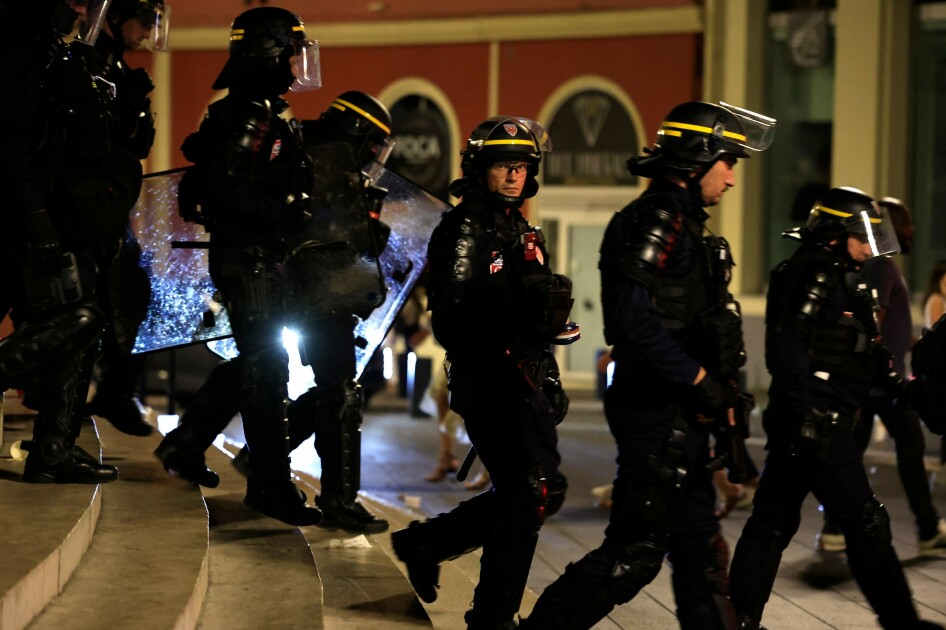 Forslaget ble vedtatt sent onsdag kveld i parlamentet og er en del av et bredere lovforslag om justisreform. Her: Fransk opprørspoliti under de nylige opptøyene i Frankrike. 📸: Valery HACHE / AFP
