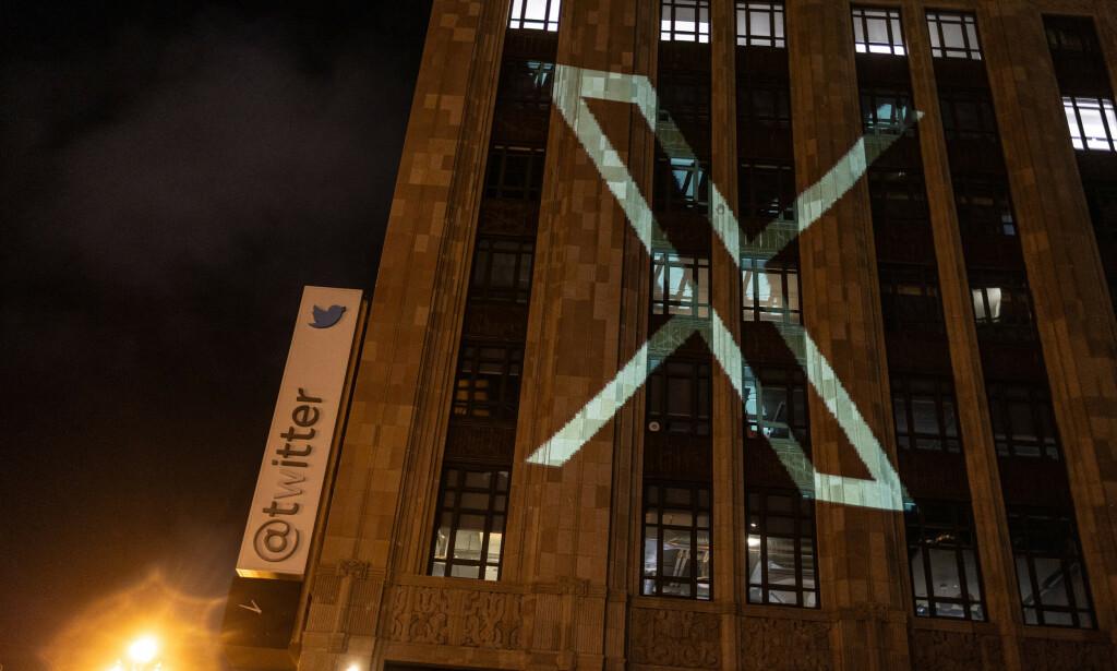 Twitters nye logo projisert på selskapets hovedkvarter i San Francisco på tirsdag. 📸: REUTERS/Carlos Barria