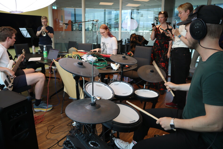 Her øver gjengen til revyen i twodays lokaler i Oslo. 📸: Espen Sørhaug