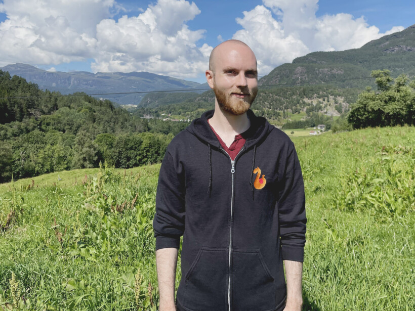 26 år gamle Håkon Svennes Underbakke driver eget selskap fra Suldal kommune, og håper å hjelpe nordmenn i hele landet med sine første skritt mot programmering gjennom koding.no. 📸: Privat
