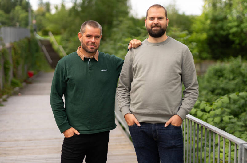 Eirik Monsen (41) og Ole Bøe Andreassen (29) er ansatt som henholdsvis UX-designer og utvikler i Twoday. 📸: Twoday