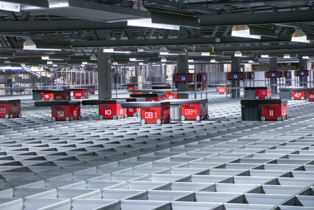 Disse norskproduserte robotene fra AutoStore fyker rundt og plukker og henter varer – opptil 2100 bokser i timen. 📸: Kurt Lekanger