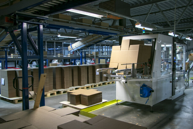 Denne maskinen kan brette pappesker i tre ulike størrelser. 📸: Kurt Lekanger