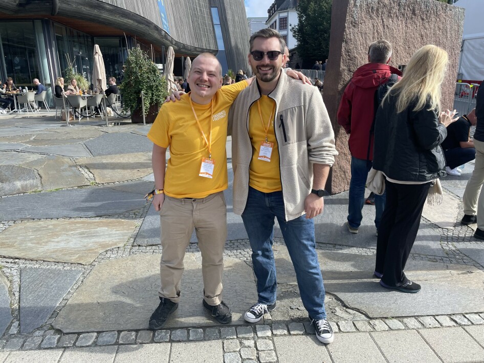 NAV-utvikler Julian Ravn Thrap-Meyer (t.v.) og Sondre Halvorsen, utvikler i Omny, var to av de mange som har tatt turen til Sikkerhetsfestivalen i Lillehammer. 📸: Mattis Vaaland