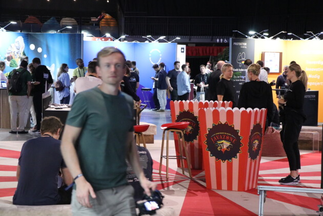 image: Se bildene fra JavaZone 2023: Bikkjer, popcorn og konsulent-sirkus