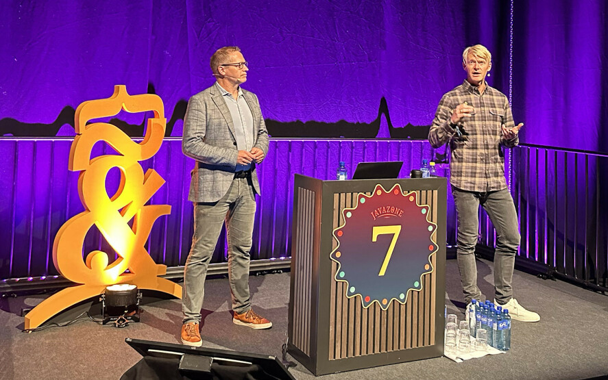 Nils Brede Moe i SINTEF (til venstre) og Asgaut Mjølne, utvikler i Sparebank 1, under sitt foredrag på JavaZone. 📸: Kurt Lekanger