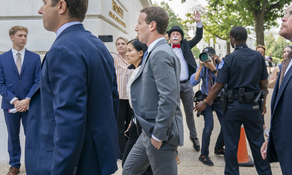 Meta-CEO Mark Zuckerberg på vei inn til Capitol Hill i Washington. 📸: AP Photo / Jacquelyn Martin / NTB