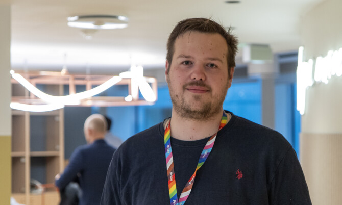 Christoffer Lofsberg har jobbet i fire år som utvikler i Accenture. Nå gleder han seg til å komme på plass i nye lokaler like ved Rådhusplassen. 📸: Kurt Lekanger