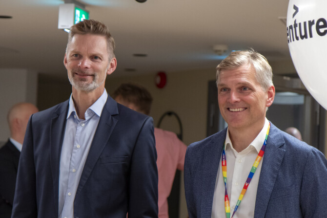 Administrerende direktør Øivind Husby i IKT-Norge (til venstre) var på plass for å gratulere Accenture med nye lokaler. Til høyre adm. dir. i Accenture, Torbjørn Eik-Nes. 📸: Kurt Lekanger