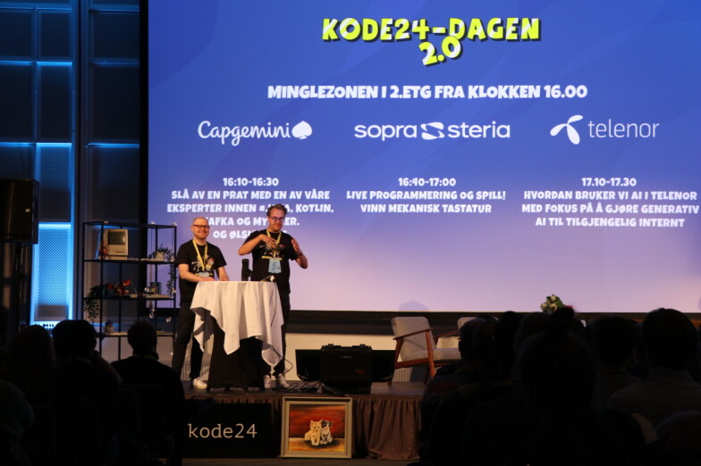 Jørge og Ole Petter i kjent stil på scenen under kode24-dagen 2.0 på Scandic Fornebu. 📸: Kurt Lekanger