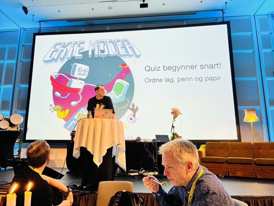 David Skaufjord arrangerte quiz på kode24-dagen 2.0, for å se hvem som med rette kunne kalle seg "ekte kodere". Kurt, nederst på bildet, fikk spist opp akkurat i tide. 📸: Ole Petter Baugerød Stokke