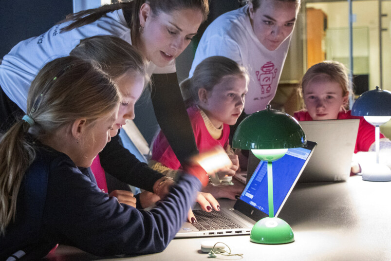 Rundt 70 kvinnelige rollemodeller fra IT-bransjen var med på å arrangere Girl Tech Fest for 200 ti år gamle nysgjerrige jenter på Teknisk Museum i Oslo. 📸: Kurt Lekanger