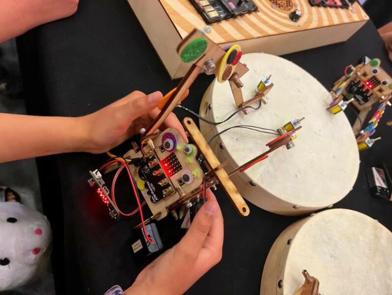 Captain Credible holder workshops der både barn og voksne kan lære om kreativ programmering, som her å bygge en trommerobot. 📸: Daniel Lacey-McDermott