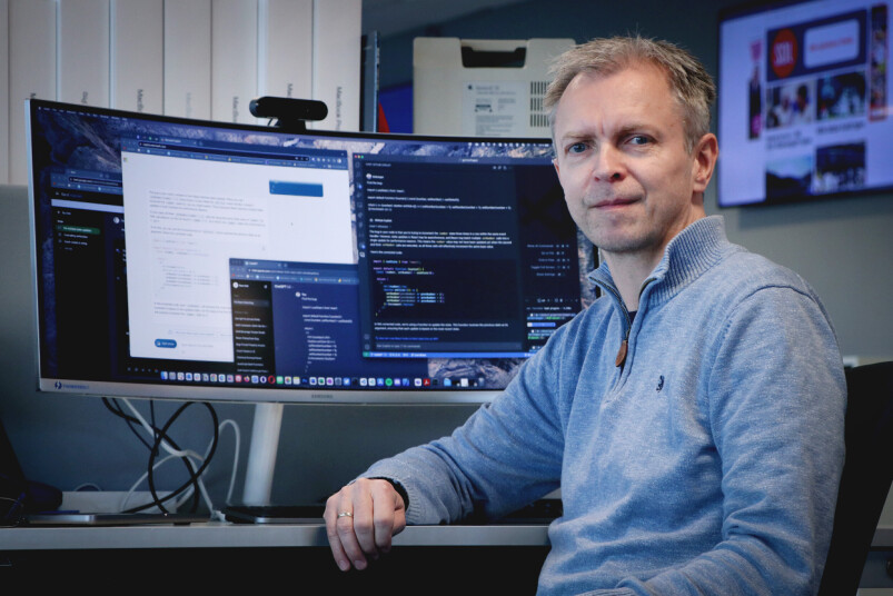 Kurt Lekanger er journalist i kode24, og bruker ofte AI-chatboter til å få kodehjelp. 📸: Ole Petter Baugerød Stokke