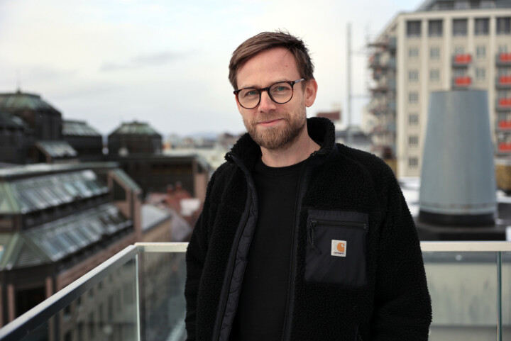 Sindre Lindstad lager den halvautomatiske podcasten Mandagsrådet, både som en protest mot NRK, men også som et morsomt eksperiment med AI. 📸: Privat