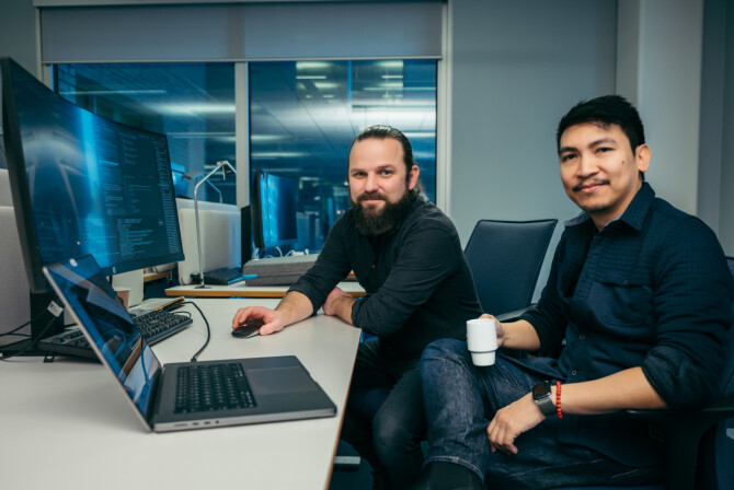 Thomas Søndergaard Nielsen og Dexter Aguja Pontaneles ser frem til å prøve ut AI-assisterte code reviews i 2024. 📸: DNB