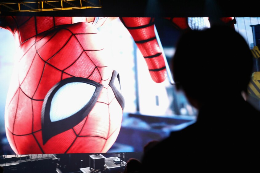 En hackergruppe skal ha lastet opp mer enn 1,3 millioner filer de har stjålet fra Insomniac, som er eid av Sony og står bak blant annet "Spider-Man"-spillene. Her: Fra E3 messa i 2017. 📸: Christian Petersen/Getty Images/AFP.
