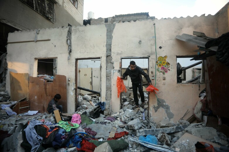 Palestinere i et bomba hus i Rafah, sør på Gaza-stripen, 14. desember. Ifølge nye undersøkelser står kunstig intelligens bak utvalget av bombemål, ofte med store konsekvenser for sivilbefolkningen. 📸: Ismael Mohamad / UPI / Shutterstock / NTB