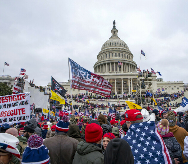 – Hvis folk ikke tror på informasjonen knyttet til et valg, så slutter demokratiet å fungere, sier Schafer. Her fra stormingen av kongressen i 2021. 📸: AP Photo / NTB