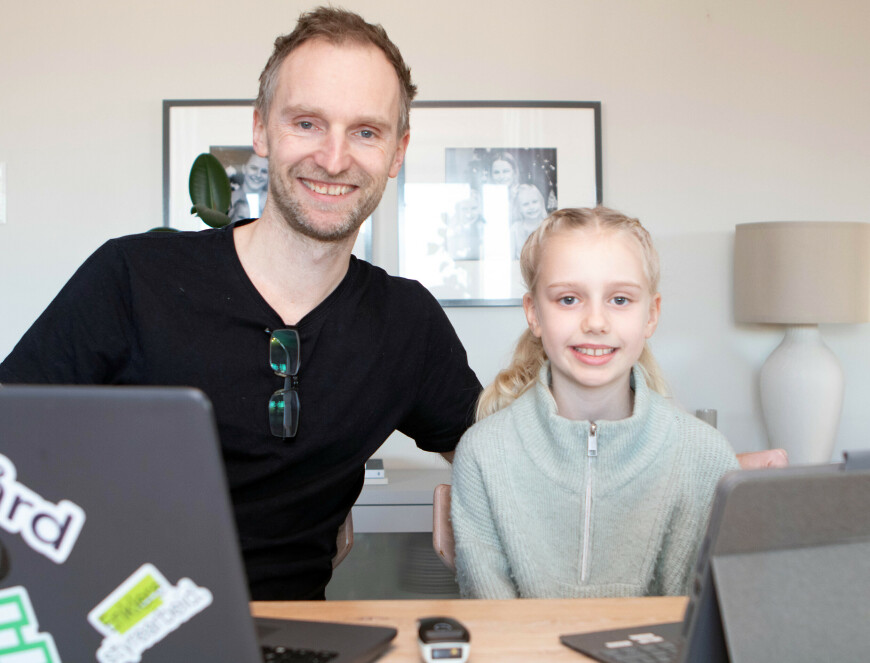 10 år gamle Johanna lagde et kassasystem for iPad sammen med utviklerpappa Kjetil Ek. 📸: Privat