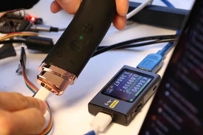 Arbeidspulten til Bjørkmann er full av duppeditter, som denne USB-testeren. 📸: Kurt Lekanger