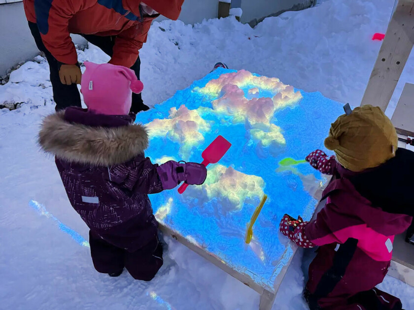 Vegard Gamnes har laga en AR-sandkasse, bare med snø, som projiserer høydekurver ned på snøen man former. 📸: Privat