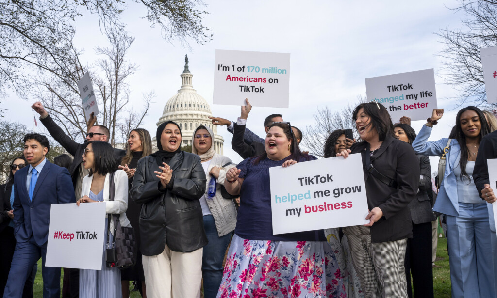 TikTok-fans utenfor the Capitol i Washington, i protest mot prosessen mot appen. 📸: AP / NTB / J. Scott Applewhite