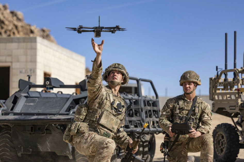 Britiske soldater øver med droner. USA og Kina har startet et våpenkappløp i å utvikle billige selvgående droner som er svært effektive i krig. 📸: AP / NTB
