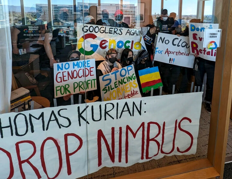I mellom åtte og ti timer skal de Google-ansatte ha protestert i lokalene deres. Nå mister mange av dem jobben. 📸: No Tech for Apartheid