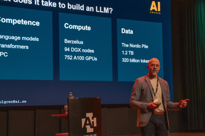 Trening av generative AI-modeller krever enormt med datakraft, fortalte Magnus Sahlgren på AI+-konferansen i Halden. 📸: Kurt Lekanger
